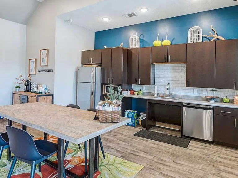 Live Oak Apartments — Photo 20
