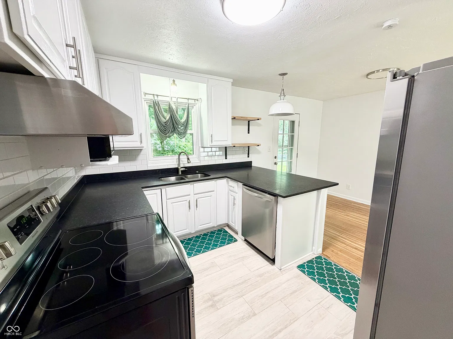 3 bed, 2.0 bath, 1900 sqft, $2,450 — Photo 3