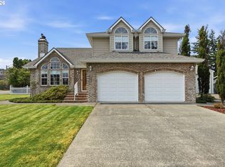 2090 Ash St, North Bend, OR 97459
