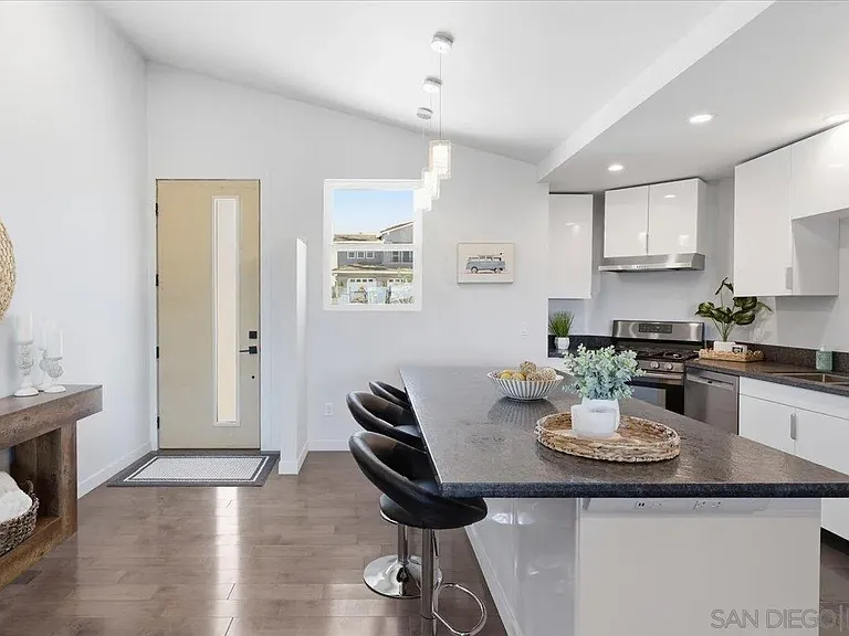 5447 Soledad Rd — Photo 8