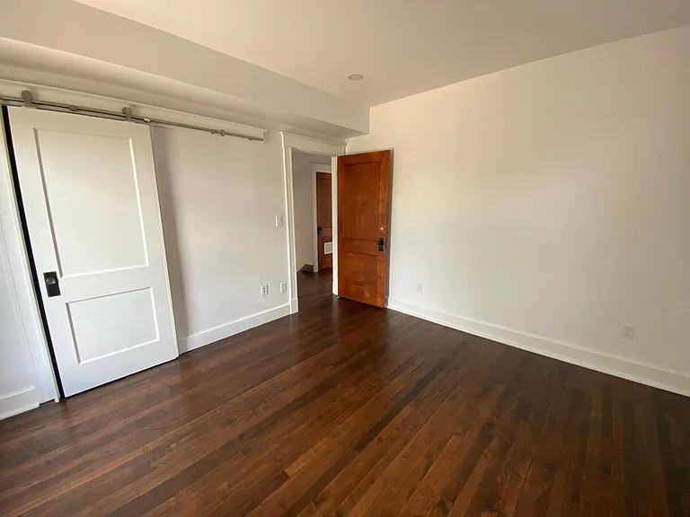2704 Charlotte St — Photo 11