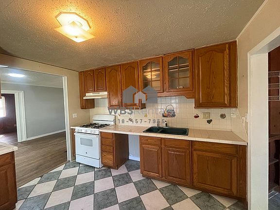 4th image of 819 Cherry Pl