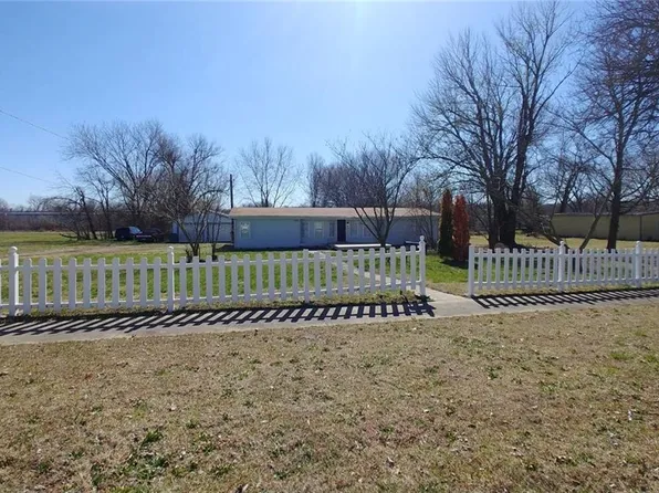 1103 Chestnut Ave, Osawatomie, KS 66064