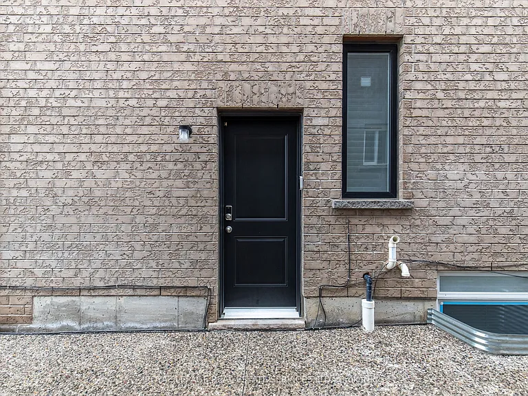 48 Eringate Ct #LOWER — Photo 2