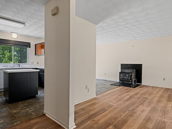 2nd image of 1007 Horseshoe Ln
