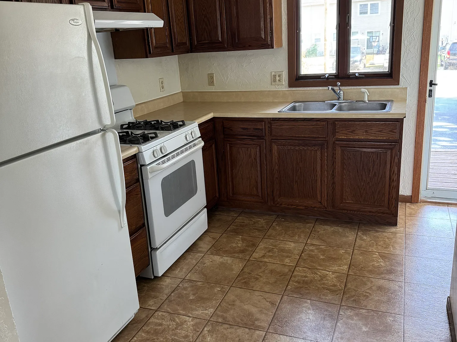 3 bed, 2.5 bath, 1000 sqft, $1,700 — Photo 3
