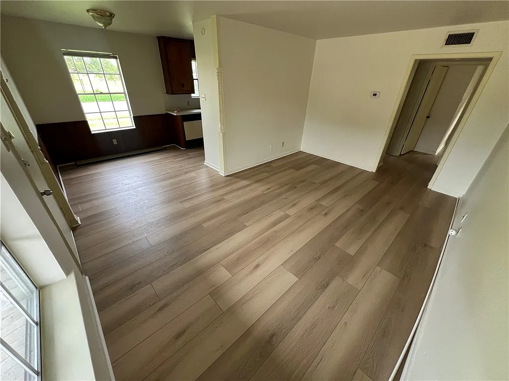 2 bed, 1.0 bath, 1000 sqft, $1,095 — Photo 2