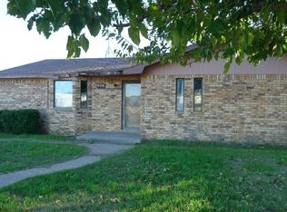 608 7th St, Plains, TX 79355