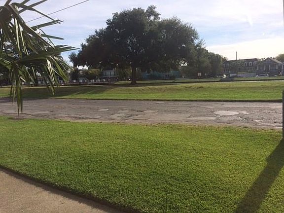 4th image of 809 Moss St