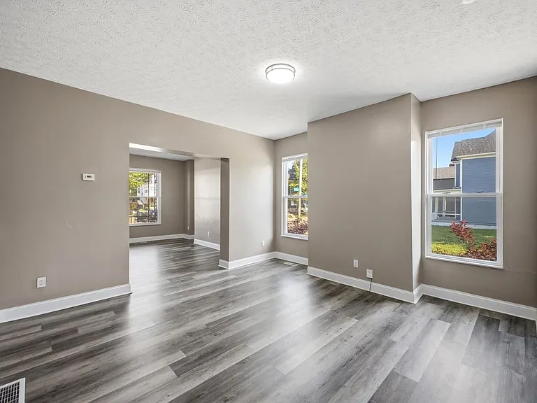 387 Saint Clair Ave — Photo 2