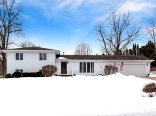 6377 Dodds Dr, Bettendorf, IA 52722