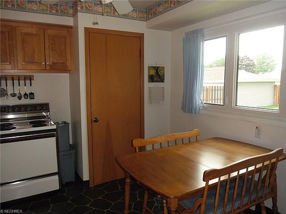 4th image of 10600 Sharon Dr