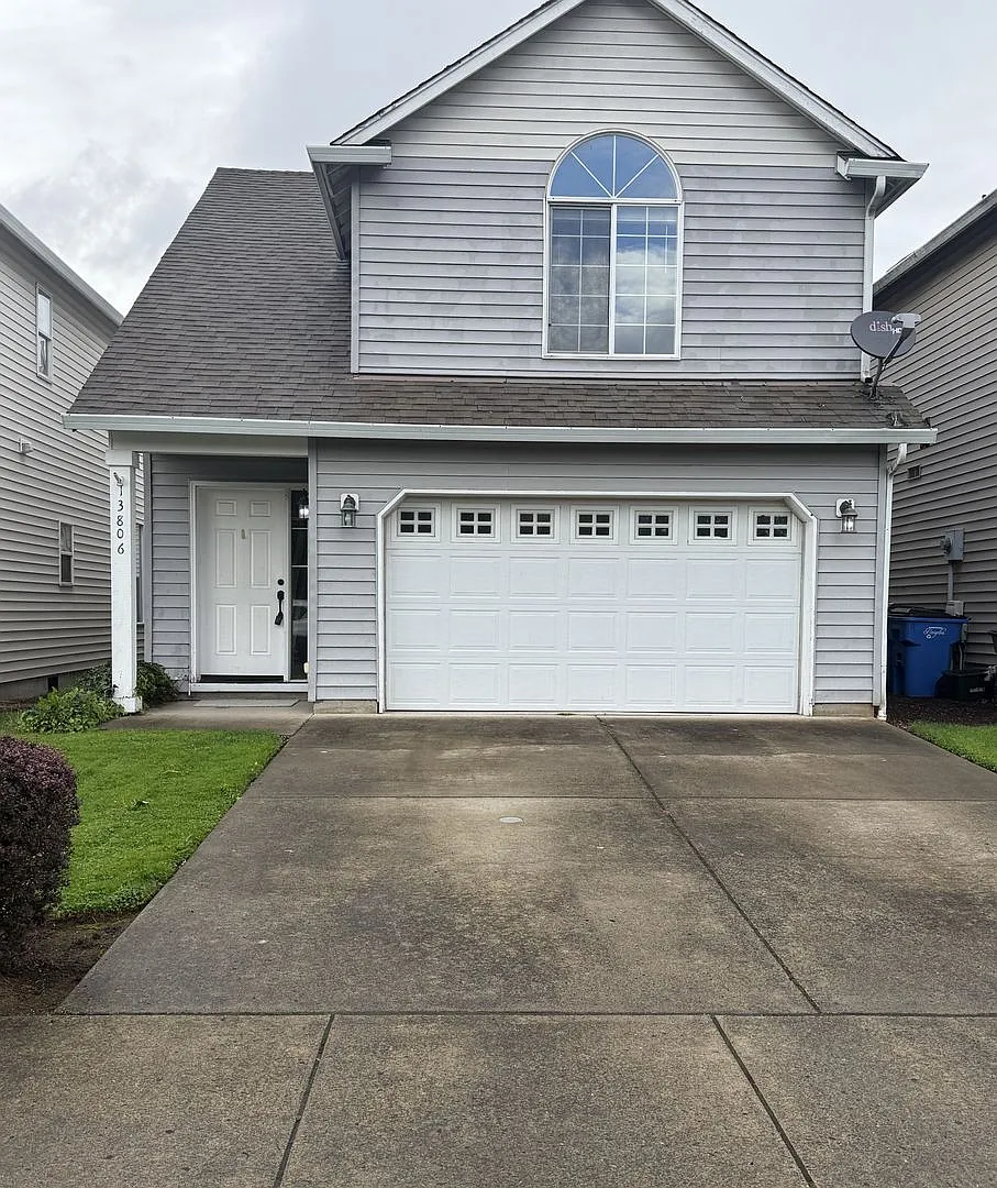 Beautifully Refreshed 2-Story in East Vancouver! 3B/2Ba with Vaulted Ceilings, Fenced Yard & 2-Ca... — Photo 1