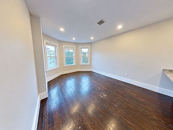 4th image of 9 Carmel St #4