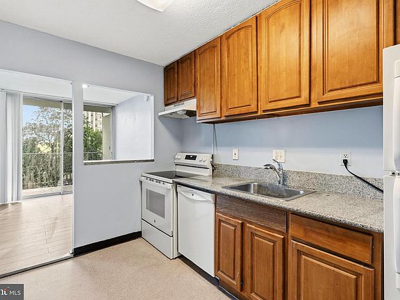 4th image of 2059 Huntington Ave APT 311