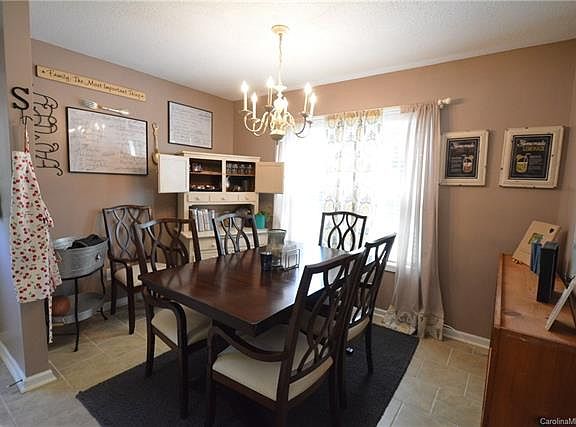 5th image of 556 Menzies Dr