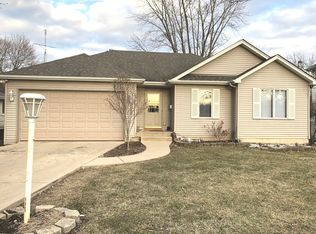 1214 Jewett St, Woodstock, IL 60098