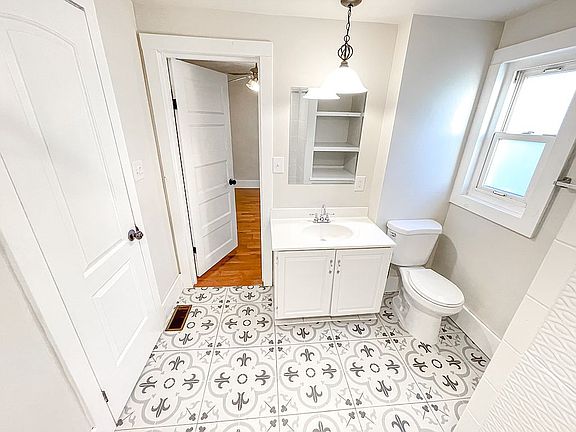 3rd image of 1527 Purdue Ave