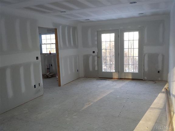 5th image of 53 Mahopac Ave