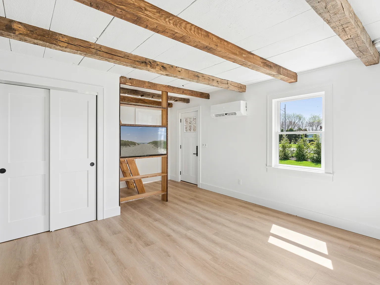 Modern country cottage in the heart of the North Fork! — Photo 2