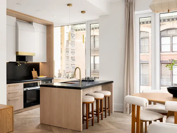 660 Lexington Avenue image 1 of 23