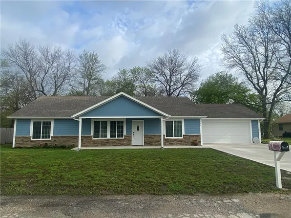 102 Palm Ln, Garden City, MO 64747
