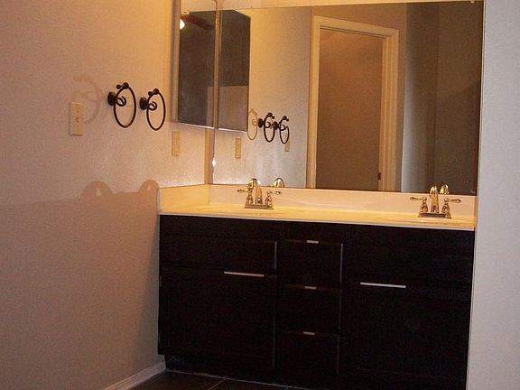 M. Bath w/Walk-in Closet