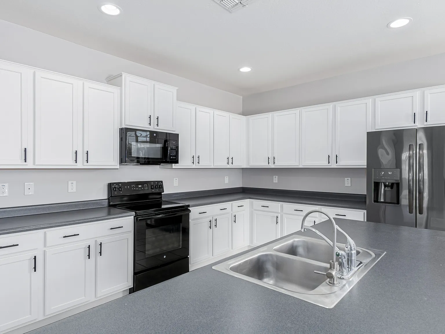 3 bed, 2032 sqft, $2,100 — Photo 3