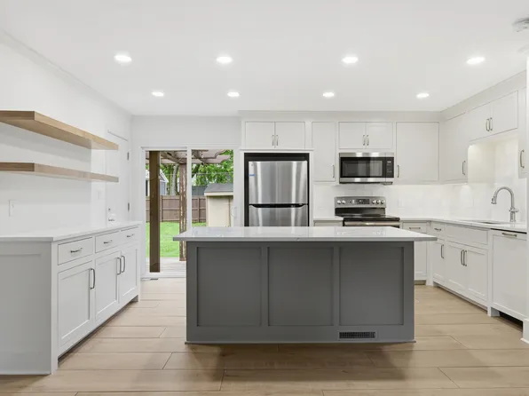 9201 W 99th Ter, Overland Park, KS 66212