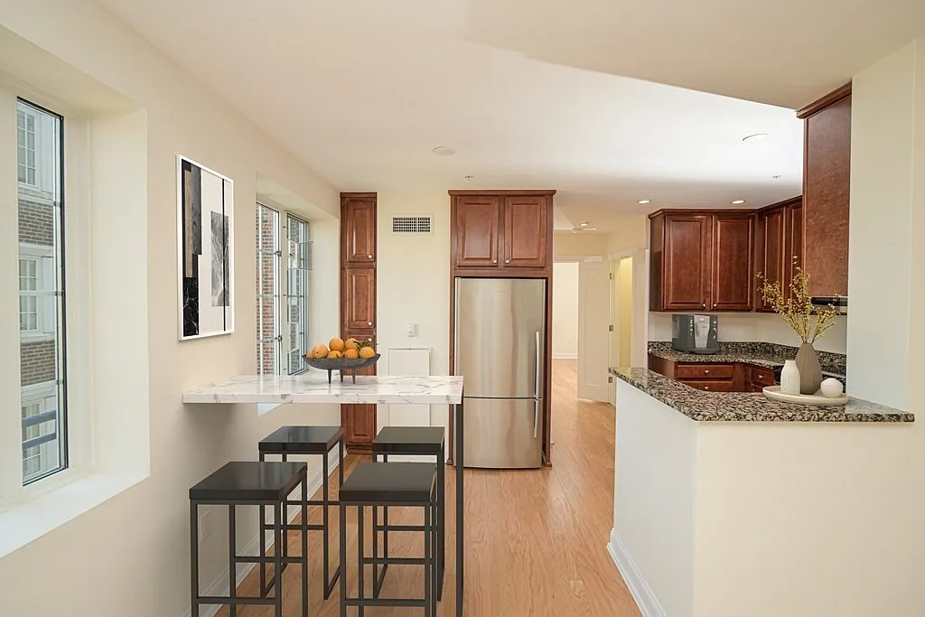 2 bed, 2.0 bath, 945 sqft, $5,000 — Photo 4