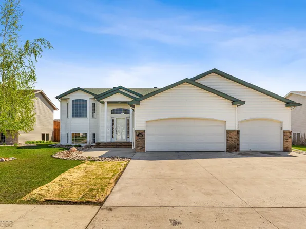 1586 Baywood Dr, West Fargo, ND 58078