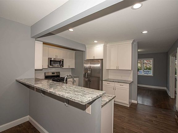 3rd image of 73 Hiawatha Dr