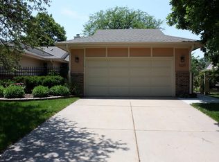 7227 Grand Oaks Dr, Lincoln, NE 68516