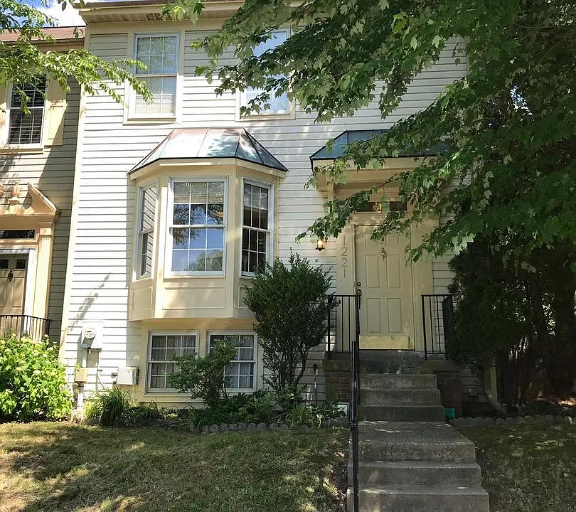 1221 Travis View Ct