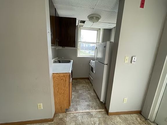 4th image of 711 E Burlington St Unit 1