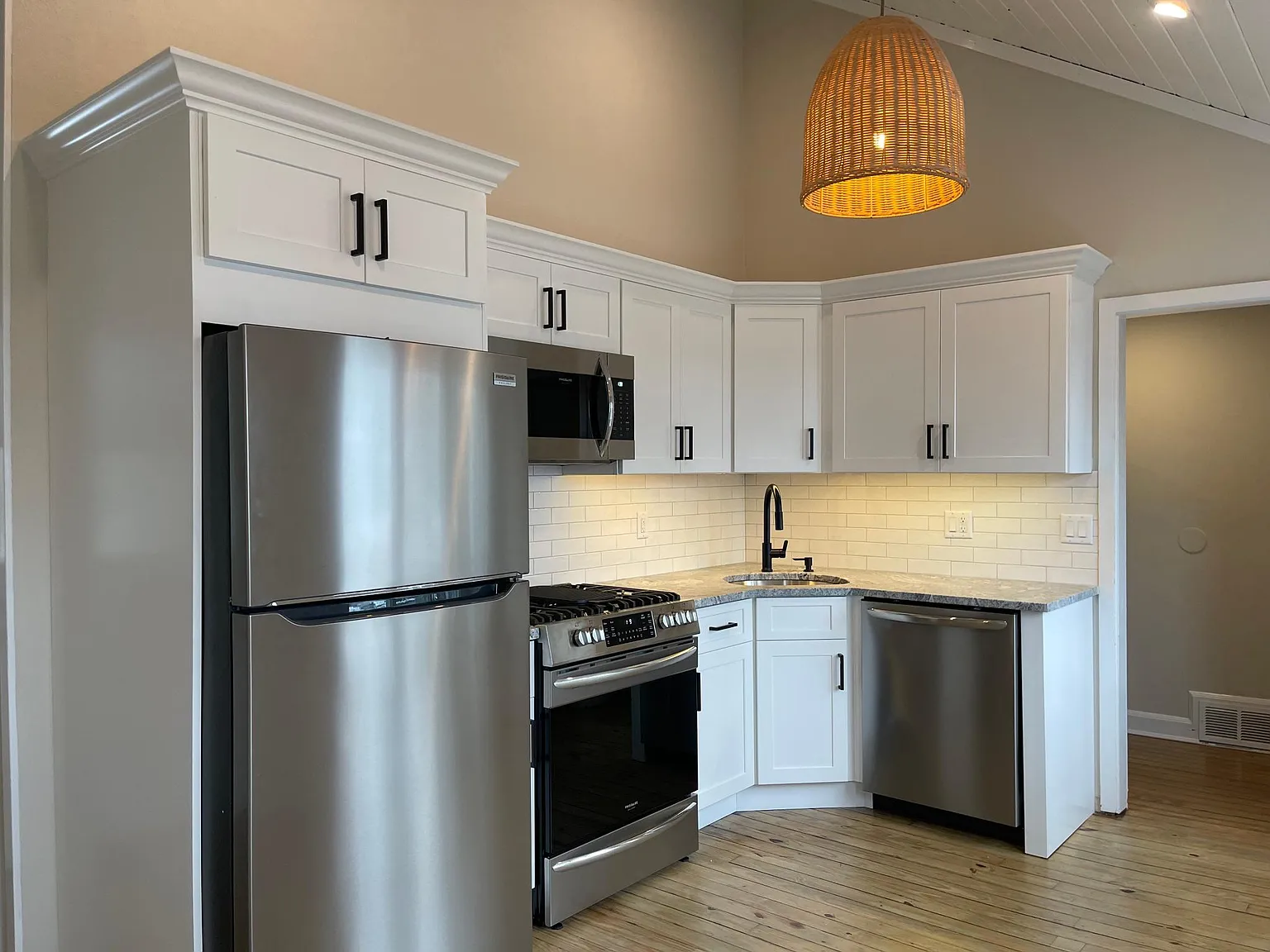 2 bed, 1066 sqft, $3,200 — Photo 2