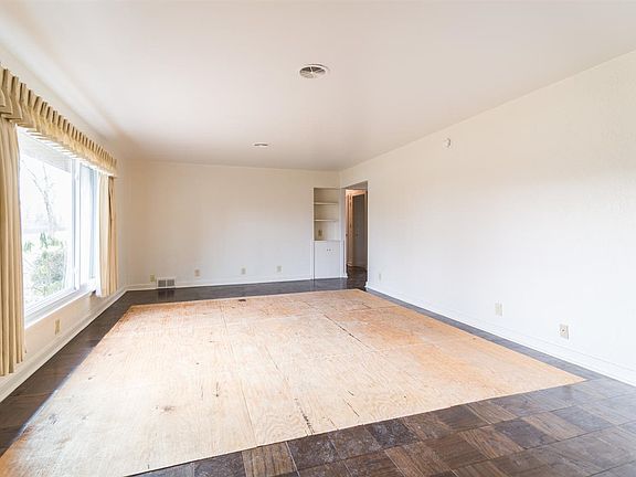 3rd image of 3903 N Kinser Pike
