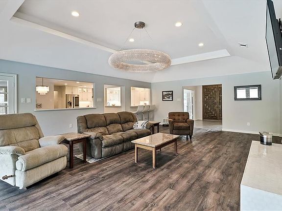 3rd image of 6525 Meadowcreek Dr