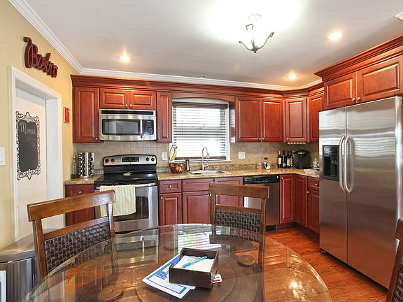 5th image of 85 E Marine Ave
