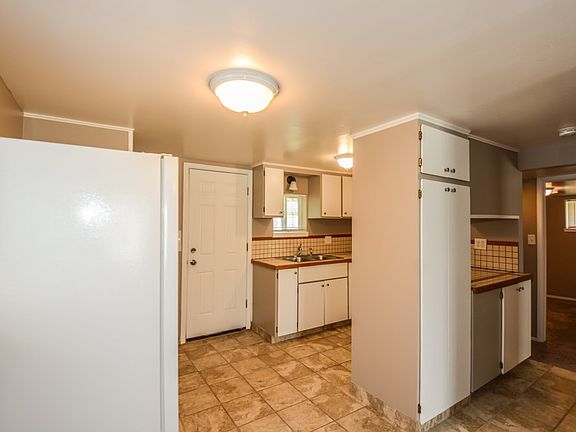 5th image of 461 E 19th St