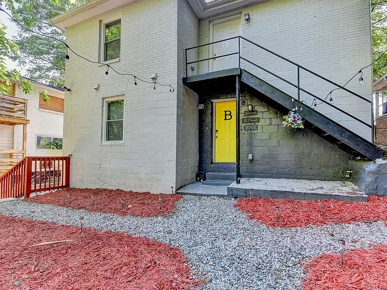 175 Burbank Dr NW #B — Photo 2