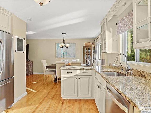 4th image of 38 New Castle Dr