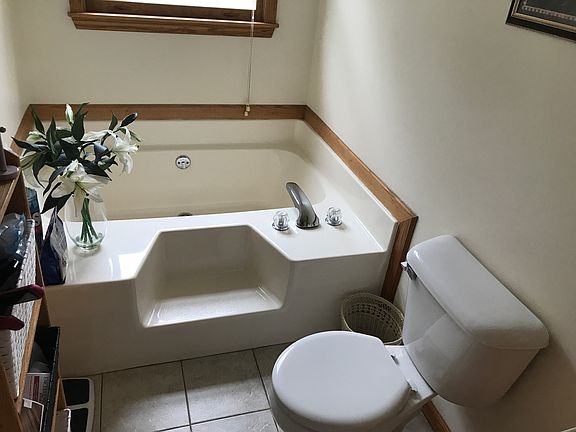 4th image of 130 Camden Ave