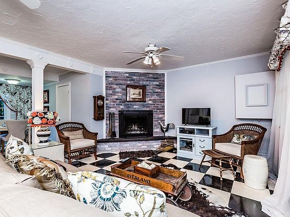 4th image of 218 Salt Springs St