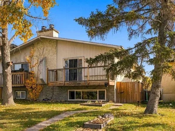 4646 W 80th St NW, Calgary, AB T3B 2P3