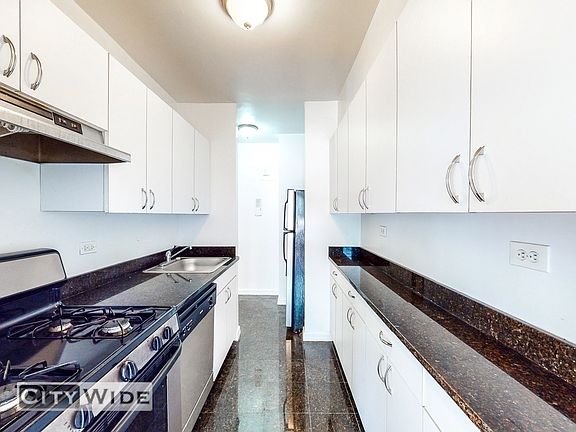 3rd image of 157 E 57th St #14K