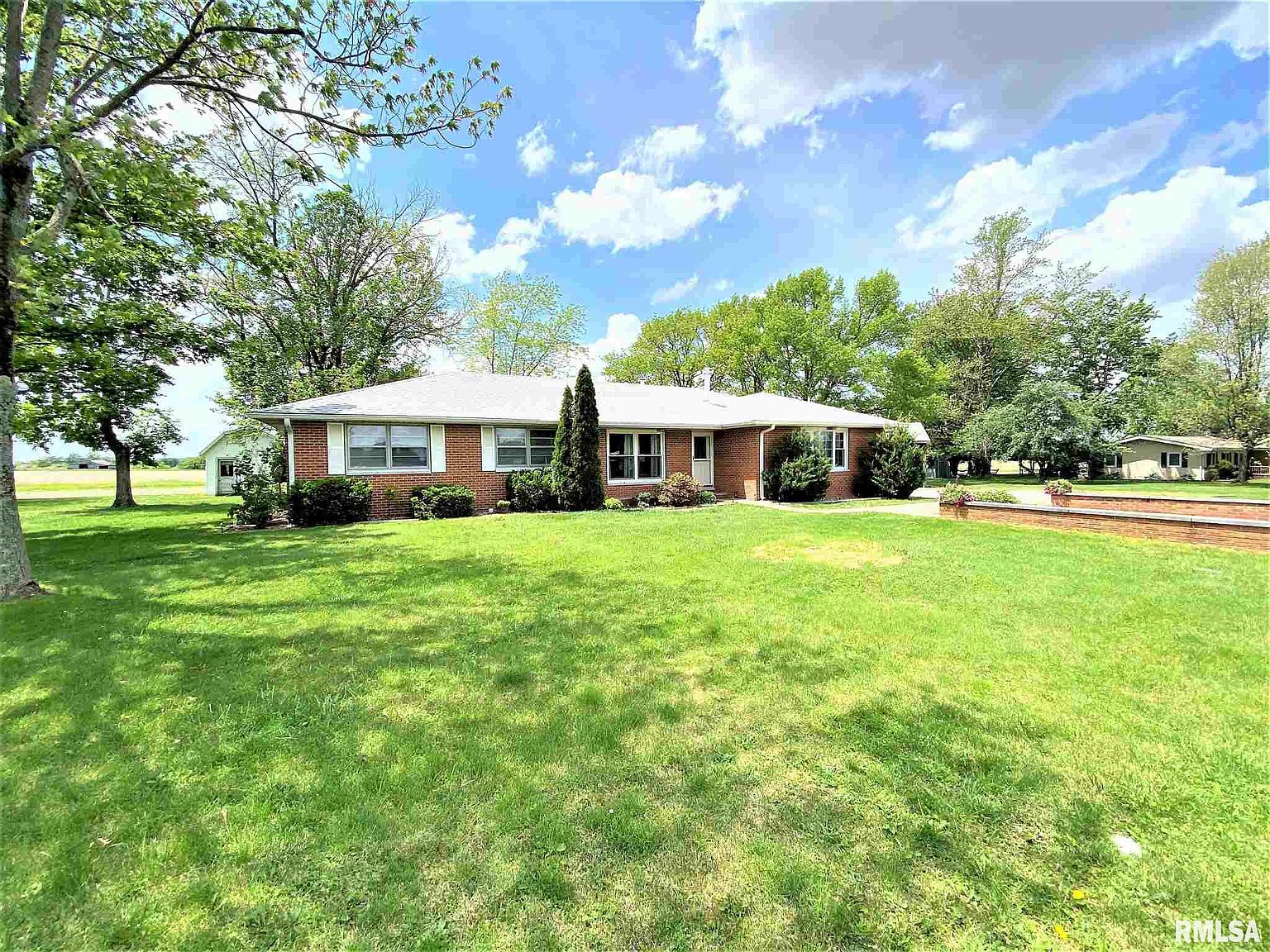 1735 N State Rd, Flora, IL 62839 | Zillow