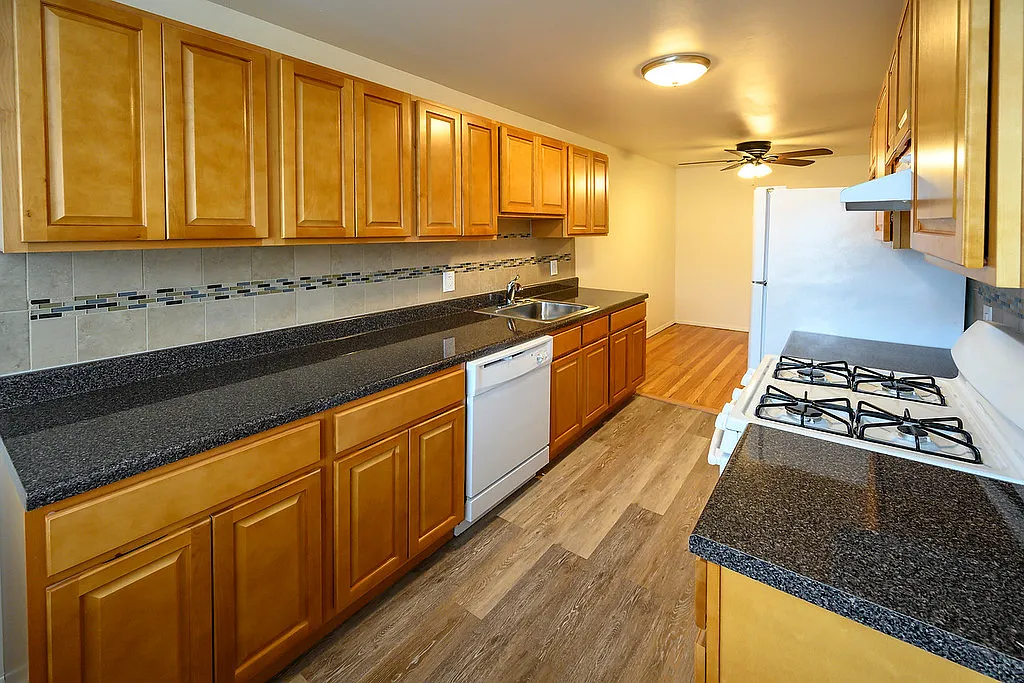 Rutgers Court Apartments — Photo 1