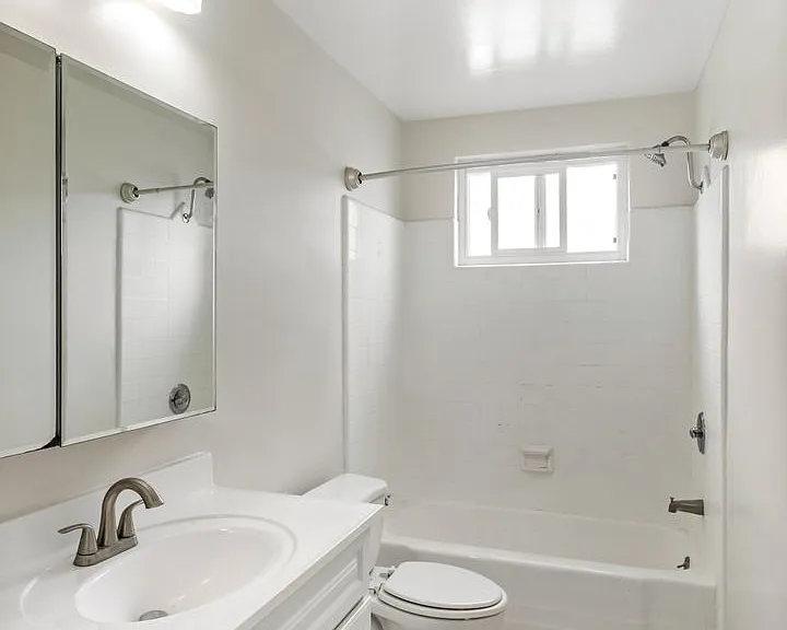 1808 N Harvard Blvd — Photo 16