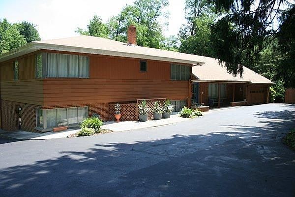 2nd image of 526 E Rugby Pl